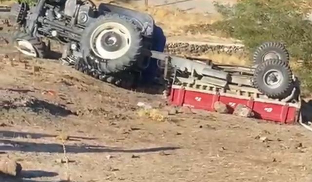Baba oğul devrilen traktörde ağır yaralandı