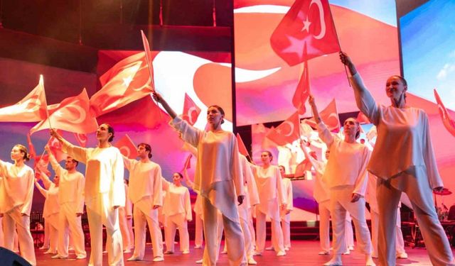 Bahçeşehir Koleji öğrencileri Cumhuriyet için sahne aldı