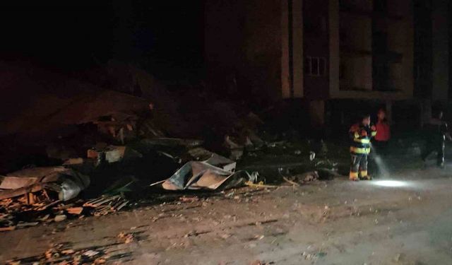 Balıkesir’de depremde bir bina yıkıldı