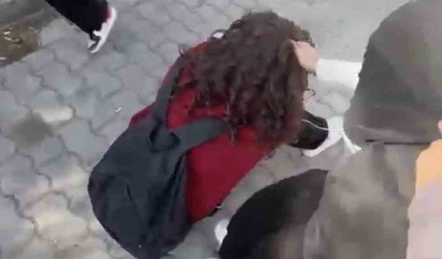 Balıkesir’de okul yakınında kız öğrencilerin kavgası kameraya yansıdı