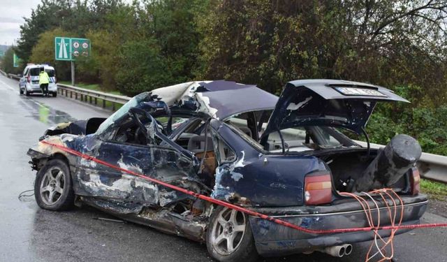 Bariyerlere çarpan otomobil hurdaya döndü: 1 ölü, 2 yaralı