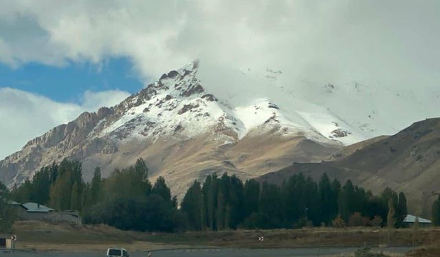 Başkale’de yüksek kesimlere kar yağdı