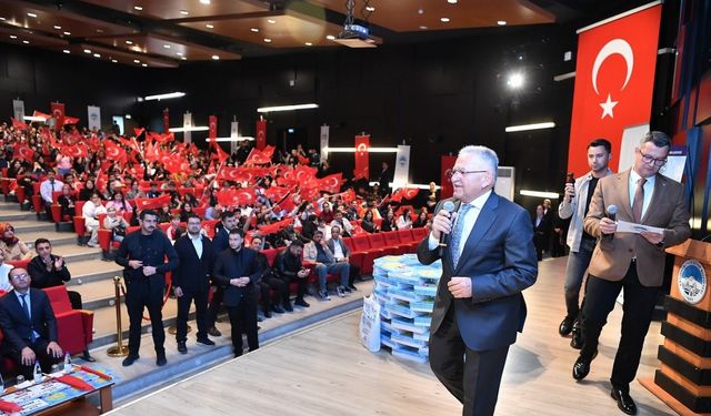 Başkan Büyükkılıç, Bakan Göktaş ile birlikte öğrencilere bin 782 kaynak kitap seti dağıttı