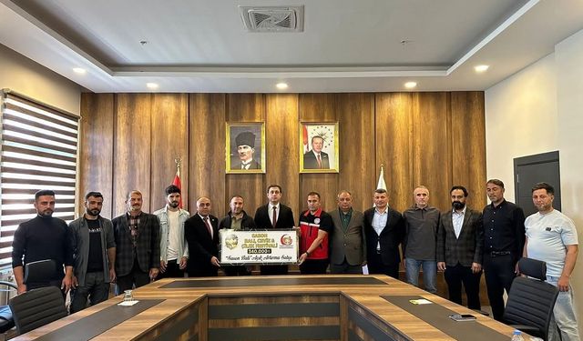 Batman’da 340 bin lira ile rekor fiyata satılan bir kilo balın geliri besicilere verildi