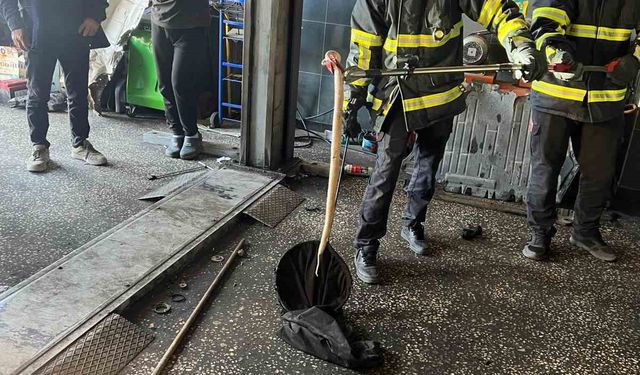 Batman’da otomobilin motoruna giren yılan itfaiyeyle ekiplerince çıkartıldı