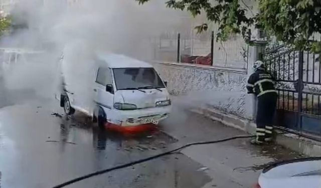 Batman’da park halindeki minibüs yandı