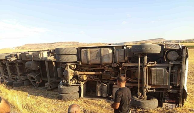 Batman’da saman yüklü tır yan yattı: 1 yaralı