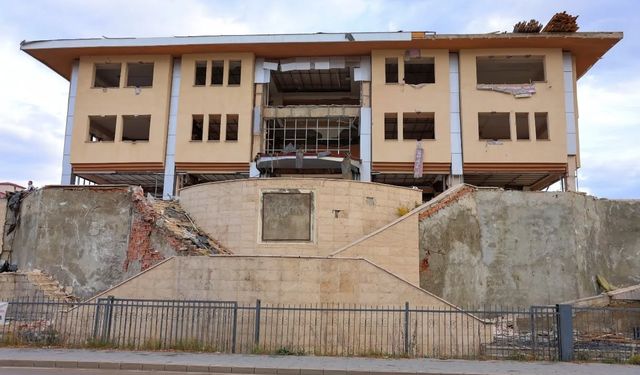 Bayburt’ta yeni ‘Kültür Merkezi’ için yıkım çalışmaları başladı