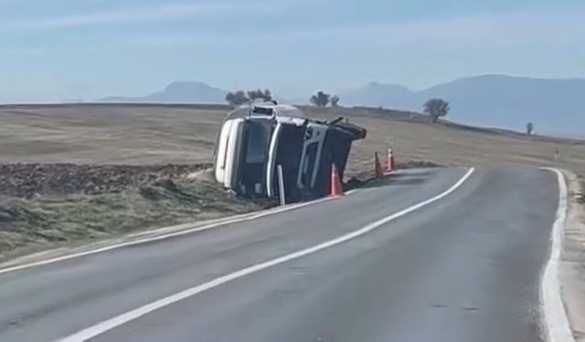 Beypiliç’in yem kamyonu devrildi