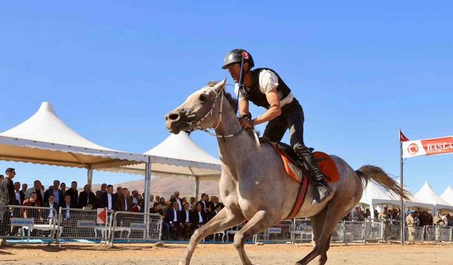Bingöl’de at yarışları renkli görüntüler oluşturdu