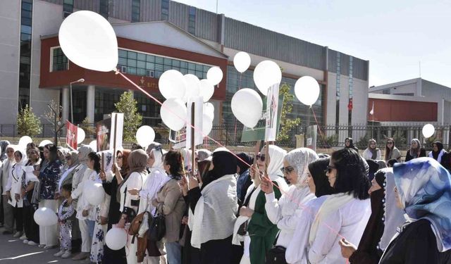 Bitlis’te kadınlar beyaz balonla İsrail’i kınadı