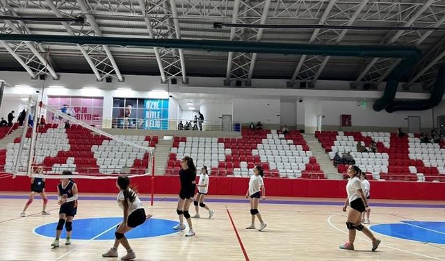 Bozüyük’te gençler voleybol sahasında buluştu