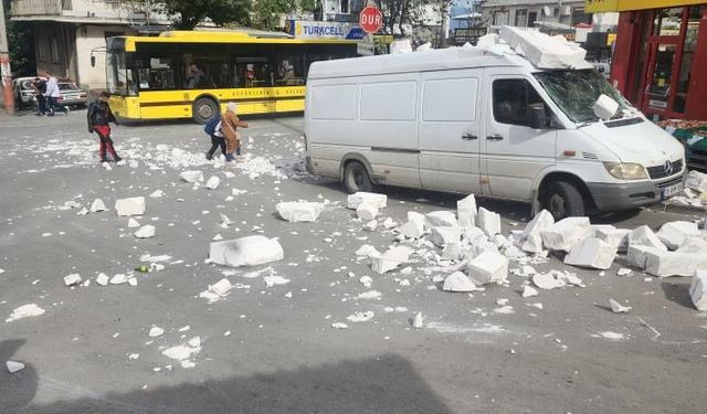Bursa’da fırtına ağaçları devirdi, çatıları uçurdu