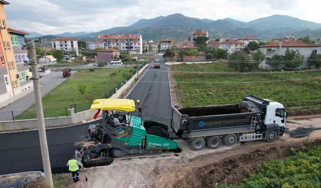 Büyükşehir Belediyesi’nden Sındırgı’da yoğun asfalt mesaisi