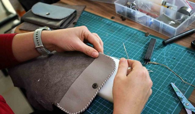 Camili SAMEK’te bir ilk: Deri aksesuarları dersi başladı