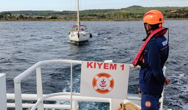 Çanakkale Boğazı’nda makine arızası yaparak sürüklenen tekne kurtarıldı