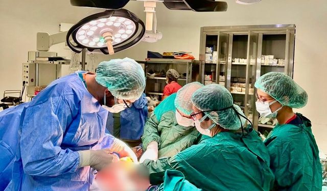 Çanakkale’de ilk kez TAR yöntemi ile dev insizyonel herni onarımı gerçekleştirildi