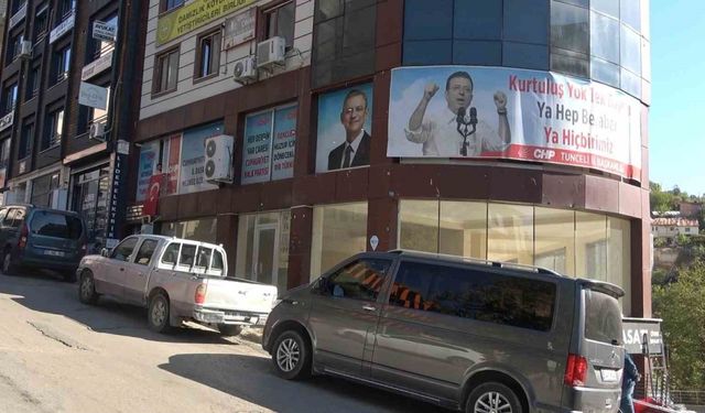 CHP’de demokrasi isyanı: İl başkanı ve yönetim kendilerini binaya kilitleyip eylem başlattı