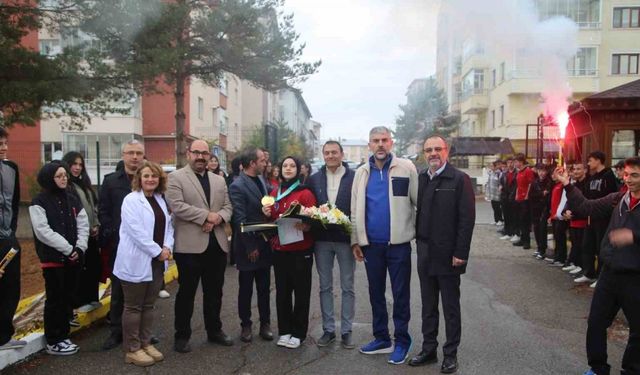 Çin’den altın madalyayla dönen Afra Kılınç’a meşaleli karşılama