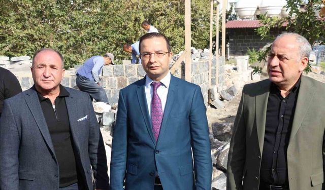 Cizre’de Abdaliye Medresesi’nin yıkılan tarihi duvarı yeniden inşa ediliyor