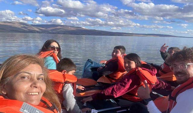 Çocuklar Çıldır Gölü’nde kanoyla tanıştı