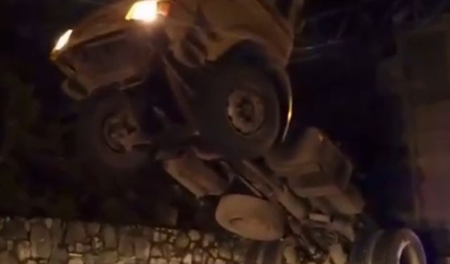 Damperi açık kamyon KGYS direğine çarparak asılı kaldı: 1 yaralı