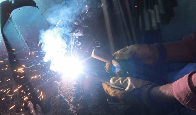 Dededen babaya, babadan oğula kaldı: 30 yıldır demir dövüyor