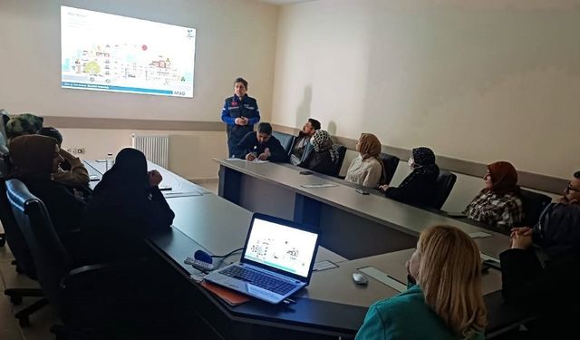 Demirözü’nde hastane personeline afet ve yangın eğitimi verildi