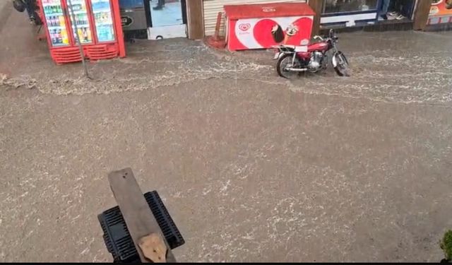 Diyarbakır’da sağanak caddeleri göle çevirdi