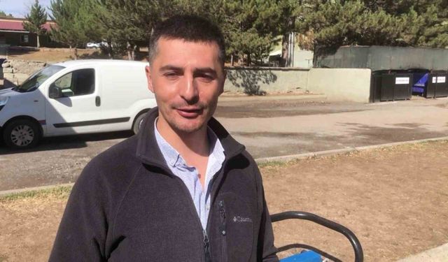 Dondurucu soğuğa aldırış etmeden, anne köpeği yavrularına kavuşturmak için ırmağa girdiler