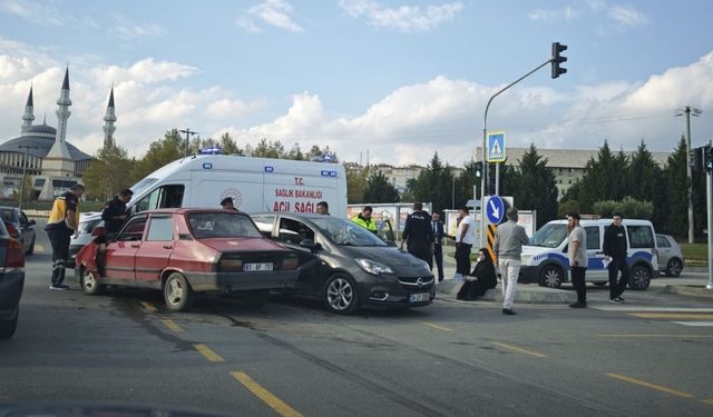 Duble yolda iki araç çarpıştı: 2 hafif yaralı