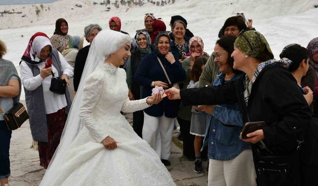 Düğün çekimi için Pamukkale travertenlerine giden çift için turistler takı kuyruğu oluşturdu