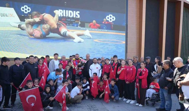 Dünya 3’ncüsü olan milli güreşçiye Erzincan’da coşkulu karşılama