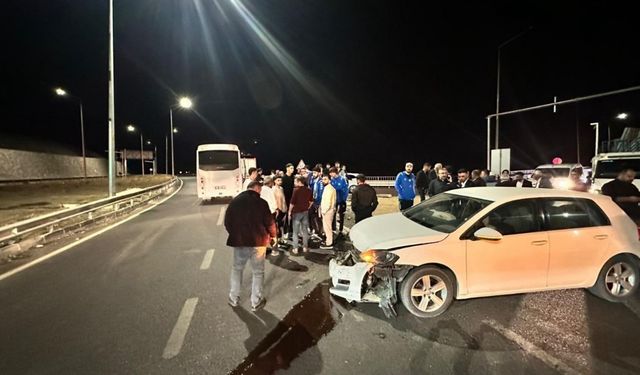 (Düzeltme) Elazığspor oyuncularını taşıyan otobüs ile otomobil çarpıştı: 1 kişi yaralandı