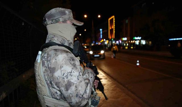 Edirne’de "Huzurlu Sokaklar" uygulaması: Ruhsatsız tabanca ele geçirildi, 15 sürücüye 178 bin TL ceza