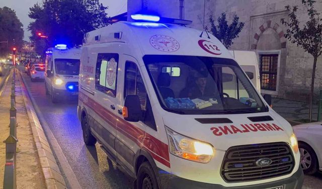 Edirne’de motosiklet refüje çarptı: 2 yaralı