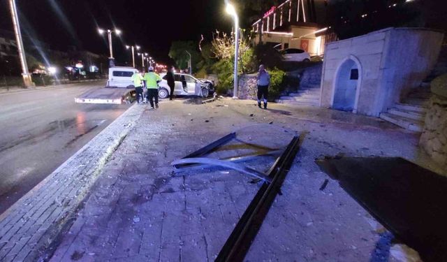 Elazığ’da otomobil durağa çarptı: 1 yaralı