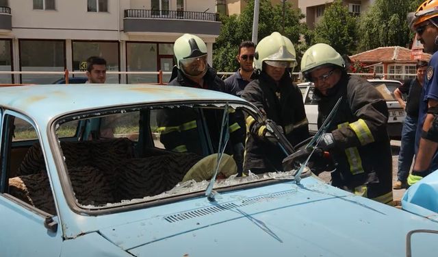 Emekli itfaiye erleri bir gülüğüne göreve döndü, hasret giderdi