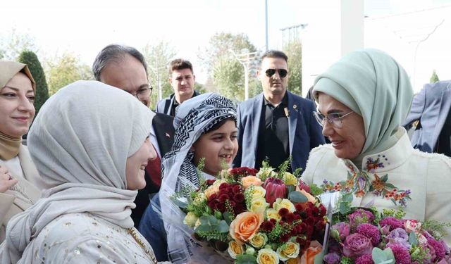 Emine Erdoğan: "Siirt’te gösterdiğiniz kardeşliği hiç unutmadık, unutmuyoruz"