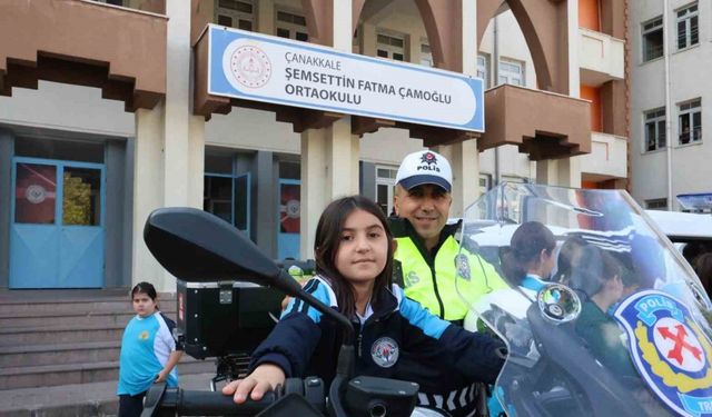 Emniyet ekiplerinden öğrencilere akran zorbalığı ve siber suçlar bilgilendirmesi