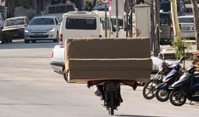 Erbaa’da motosikletle koltuk taşıdı