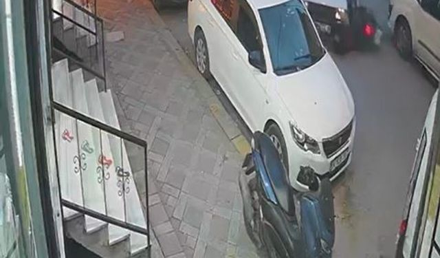 Esenyurt’ta motosiklet araca çarptı, o anlar kamerada