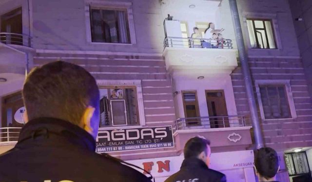 Eski eşini darbeden şahıs çocuklarını bıçakla rehin aldı