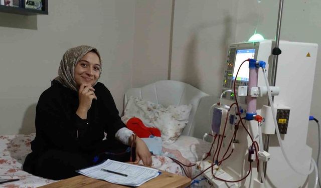 Evinde kendi diyalizini kendisi uyguluyor