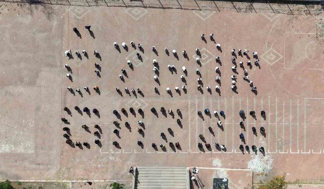 Filistin için tek yürek olan öğrencilerden "Özgür Gazze" koreografisi