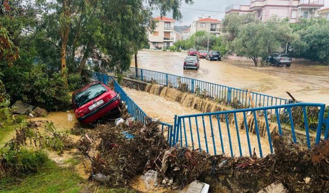 Foça 1 saat süren yağmurun ardından sular altında kaldı