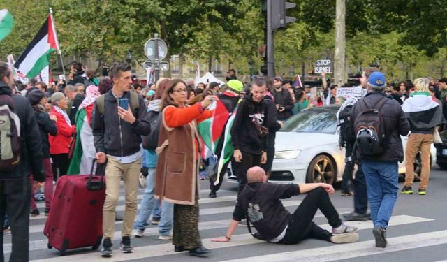 Fransa’da binlerce kişi, İsrail’in Sumud Filosu’na müdahalesini protesto etti