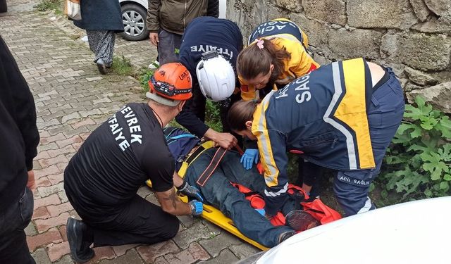 Freni boşalan otomobil adama çarptı