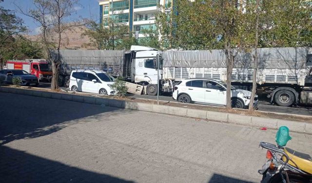 Freni boşalan tır başka bir tıra arkadan çarptı: 1 yaralı