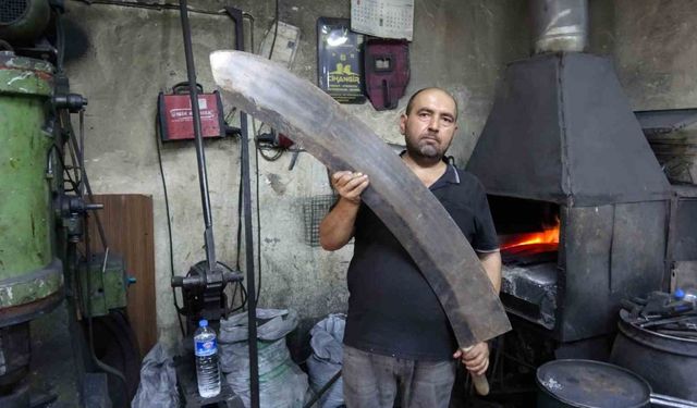 Gaziantep’te el emeğiyle yapılan insan boyundaki et satırı alıcısını bekliyor